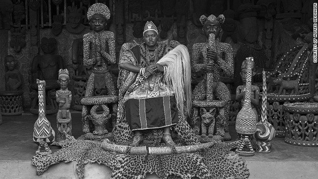 Οι τελευταίοι βασιλιάδες της Αφρικής: Πλουμιστά ρούχα, ηγεμονική συμπεριφορά [εικόνες] | iefimerida.gr 2