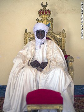 Οι τελευταίοι βασιλιάδες της Αφρικής: Πλουμιστά ρούχα, ηγεμονική συμπεριφορά [εικόνες] | iefimerida.gr 3