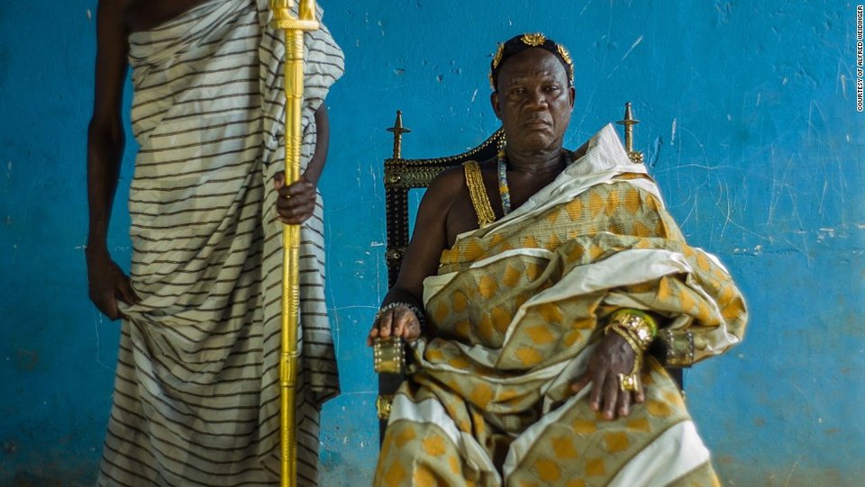 Οι τελευταίοι βασιλιάδες της Αφρικής: Πλουμιστά ρούχα, ηγεμονική συμπεριφορά [εικόνες] | iefimerida.gr 5