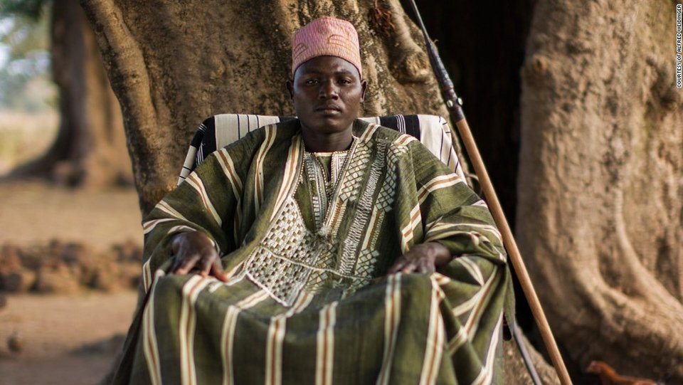 Οι τελευταίοι βασιλιάδες της Αφρικής: Πλουμιστά ρούχα, ηγεμονική συμπεριφορά [εικόνες] | iefimerida.gr 4