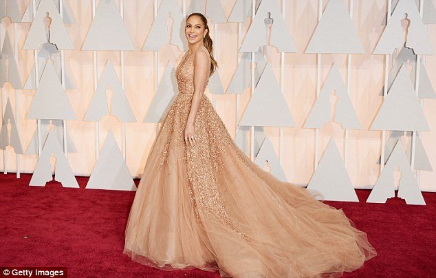 Φόρεσαν το ίδιο φόρεμα στο κόκκινο χαλί-Ποια αντιγράφει ποια [εικόνες]  | iefimerida.gr 2