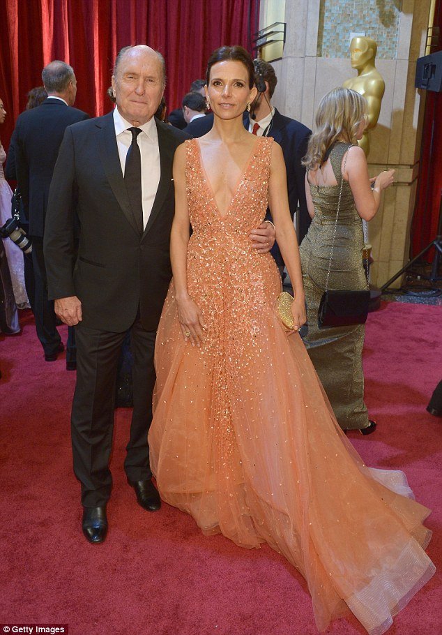 Φόρεσαν το ίδιο φόρεμα στο κόκκινο χαλί-Ποια αντιγράφει ποια [εικόνες]  | iefimerida.gr 3