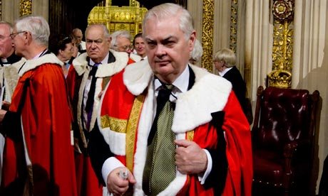 Πέταξαν τον Γιάνη Βαρουφάκη έξω από πριβέ κλαμπ του Λονδίνου γιατί δεν φορούσε γραβάτα [εικόνες] | iefimerida.gr 11