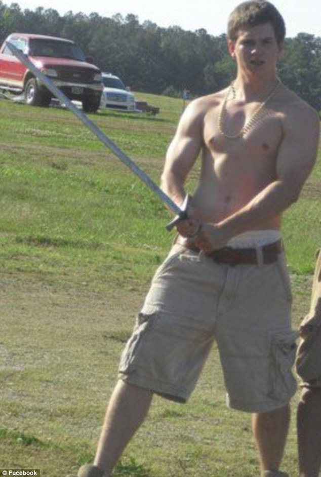 Η ερωτική σχέση της κόρης της Γουίτνεϊ Χιούστον με τον αδελφό της και τα  τραύματα στο σώμα της [εικόνες] | iefimerida.gr 2