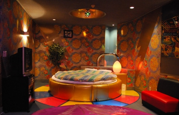 Στα άδυτα των ξενοδοχείων της... αγάπης: Δωμάτια για όλα τα γούστα των παράνομων ζευγαριών [εικόνες] | iefimerida.gr 1