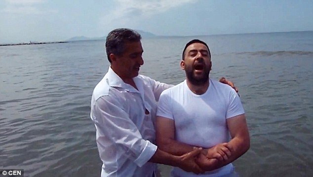 Ο άτυχος μαφιόζος που πήγε να βαπτιστεί και συνελήφθη [εικόνες & βίντεο]   | iefimerida.gr 0