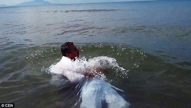 Ο άτυχος μαφιόζος που πήγε να βαπτιστεί και συνελήφθη [εικόνες & βίντεο]   | iefimerida.gr 1