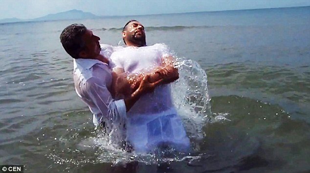 Ο άτυχος μαφιόζος που πήγε να βαπτιστεί και συνελήφθη [εικόνες & βίντεο]   | iefimerida.gr 2