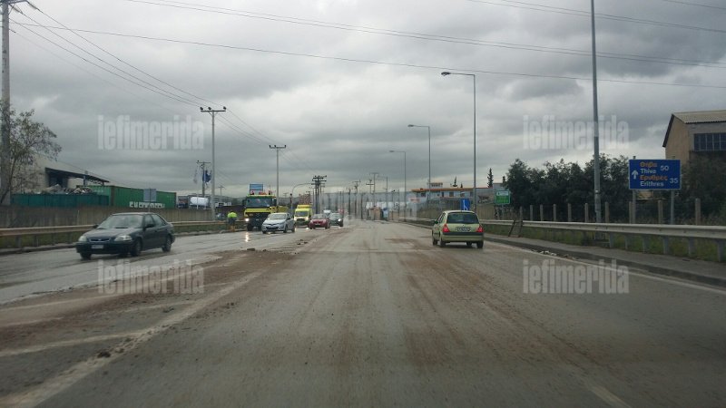 Θάφτηκε κάτω από τη λάσπη η Μάνδρα -Πάνω από 30 αυτοκίνητα καταστράφηκαν από τις πλημμύρες  [εικόνες] | iefimerida.gr 10