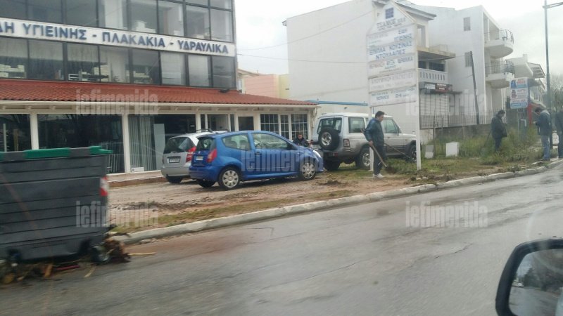 Θάφτηκε κάτω από τη λάσπη η Μάνδρα -Πάνω από 30 αυτοκίνητα καταστράφηκαν από τις πλημμύρες  [εικόνες] | iefimerida.gr 9