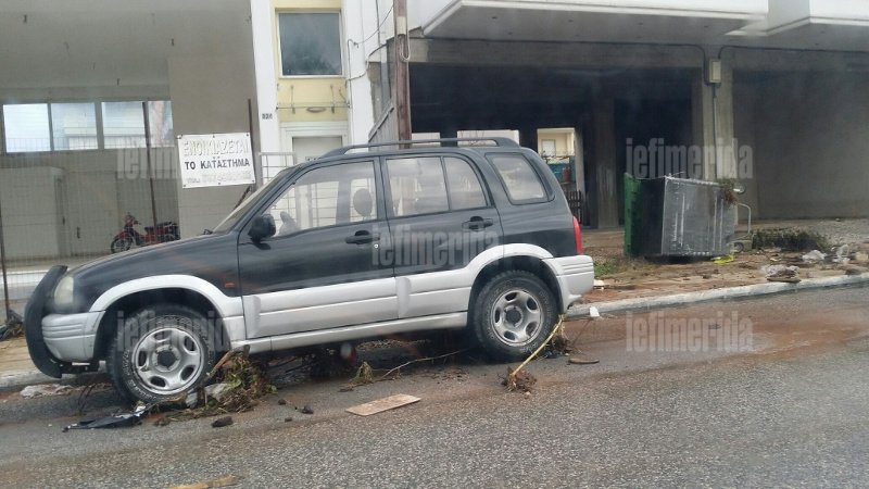 Θάφτηκε κάτω από τη λάσπη η Μάνδρα -Πάνω από 30 αυτοκίνητα καταστράφηκαν από τις πλημμύρες  [εικόνες] | iefimerida.gr 11
