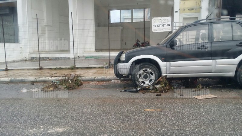 Θάφτηκε κάτω από τη λάσπη η Μάνδρα -Πάνω από 30 αυτοκίνητα καταστράφηκαν από τις πλημμύρες  [εικόνες] | iefimerida.gr 17