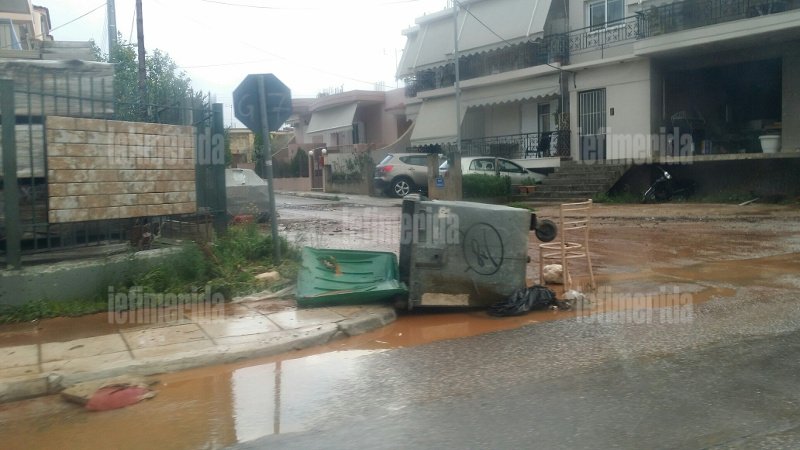 Θάφτηκε κάτω από τη λάσπη η Μάνδρα -Πάνω από 30 αυτοκίνητα καταστράφηκαν από τις πλημμύρες  [εικόνες] | iefimerida.gr 14