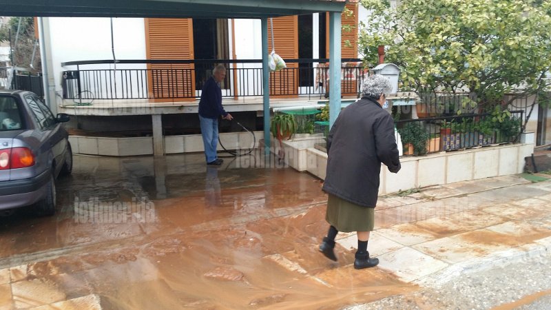 Θάφτηκε κάτω από τη λάσπη η Μάνδρα -Πάνω από 30 αυτοκίνητα καταστράφηκαν από τις πλημμύρες  [εικόνες] | iefimerida.gr 12