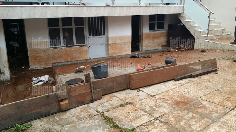 Θάφτηκε κάτω από τη λάσπη η Μάνδρα -Πάνω από 30 αυτοκίνητα καταστράφηκαν από τις πλημμύρες  [εικόνες] | iefimerida.gr 13