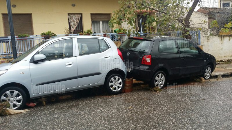 Θάφτηκε κάτω από τη λάσπη η Μάνδρα -Πάνω από 30 αυτοκίνητα καταστράφηκαν από τις πλημμύρες  [εικόνες] | iefimerida.gr 24