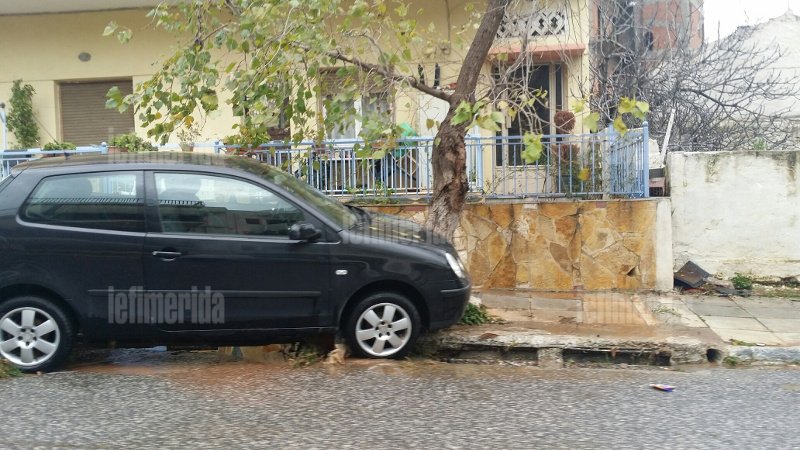 Θάφτηκε κάτω από τη λάσπη η Μάνδρα -Πάνω από 30 αυτοκίνητα καταστράφηκαν από τις πλημμύρες  [εικόνες] | iefimerida.gr 18