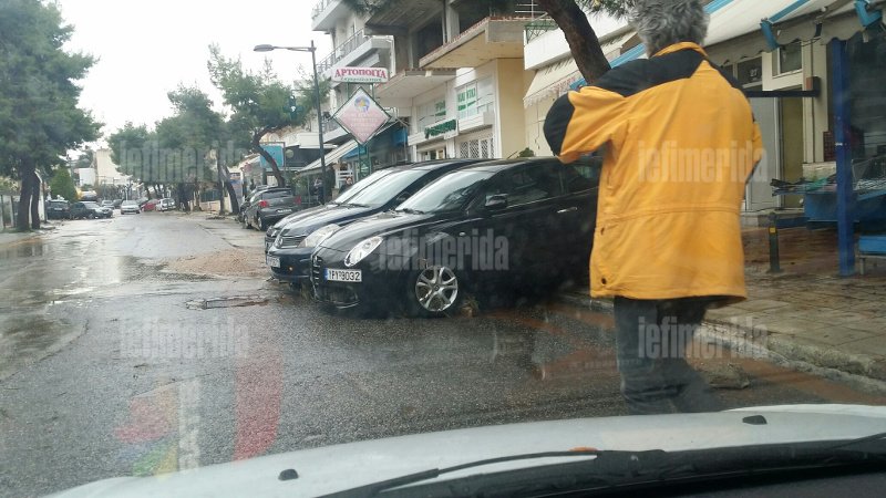Θάφτηκε κάτω από τη λάσπη η Μάνδρα -Πάνω από 30 αυτοκίνητα καταστράφηκαν από τις πλημμύρες  [εικόνες] | iefimerida.gr 21
