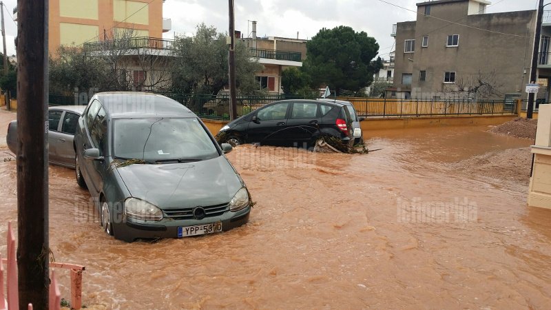 Θάφτηκε κάτω από τη λάσπη η Μάνδρα -Πάνω από 30 αυτοκίνητα καταστράφηκαν από τις πλημμύρες  [εικόνες] | iefimerida.gr 6