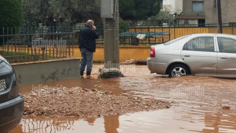 Θάφτηκε κάτω από τη λάσπη η Μάνδρα -Πάνω από 30 αυτοκίνητα καταστράφηκαν από τις πλημμύρες  [εικόνες] | iefimerida.gr 1