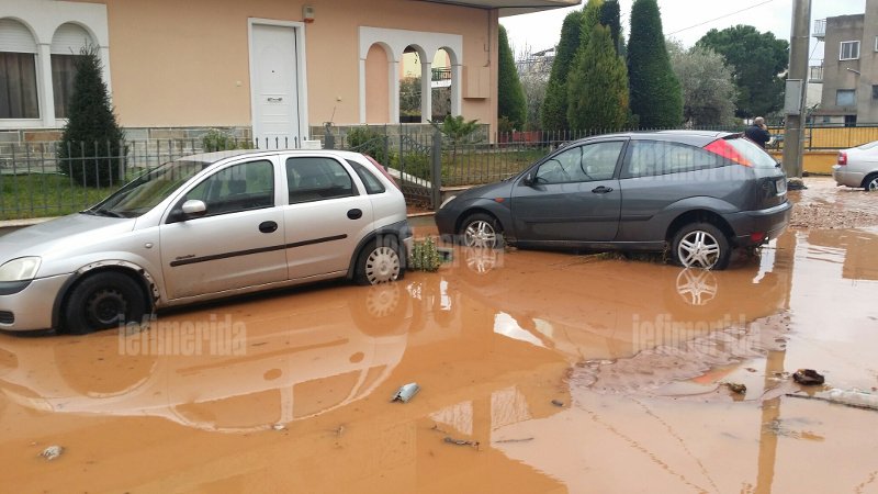 Θάφτηκε κάτω από τη λάσπη η Μάνδρα -Πάνω από 30 αυτοκίνητα καταστράφηκαν από τις πλημμύρες  [εικόνες] | iefimerida.gr 0