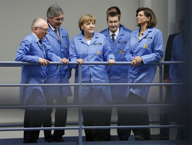 Η Μέρκελ... ντύθηκε εργάτρια σε εργοστάσιο της Siemens [εικόνες] | iefimerida.gr 3