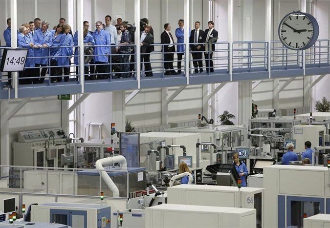 Η Μέρκελ... ντύθηκε εργάτρια σε εργοστάσιο της Siemens [εικόνες] | iefimerida.gr 5