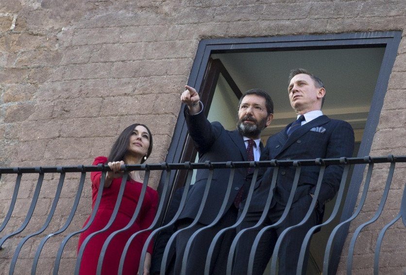 Εκρηκτικό Bond Girl στα κόκκινα η Μπελούτσι, μοίρασε εγκεφαλικά στη Ρώμη [εικόνες] | iefimerida.gr 8