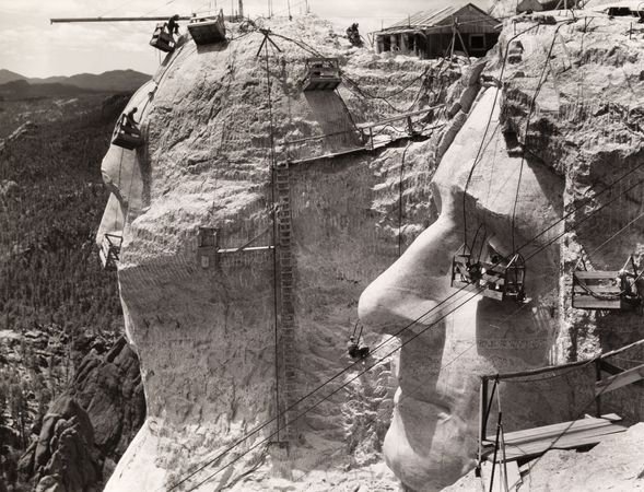 Πώς οι Αμερικανοί σκάλισαν στο βράχο τα πρόσωπα των Προέδρων τους: Σπάνια στιγμιότυπα από την κατασκευή του όρους Ράσμορ [εικόνες] | iefimerida.gr 0