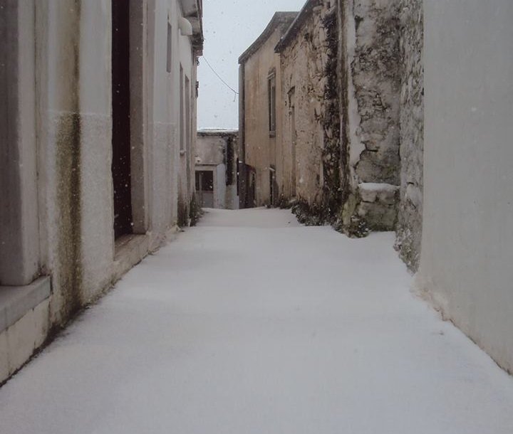 Στα λευκά και οι Κυκλάδες: Χιόνια σε Σύρο, Νάξο και Ηρακλειά [βίντεο & εικόνες] | iefimerida.gr 10