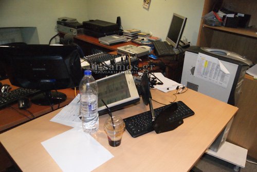 Σάμος: Εδειραν δημοσιογράφο την ώρα που έκανε εκπομπή [εικόνες] | iefimerida.gr 1