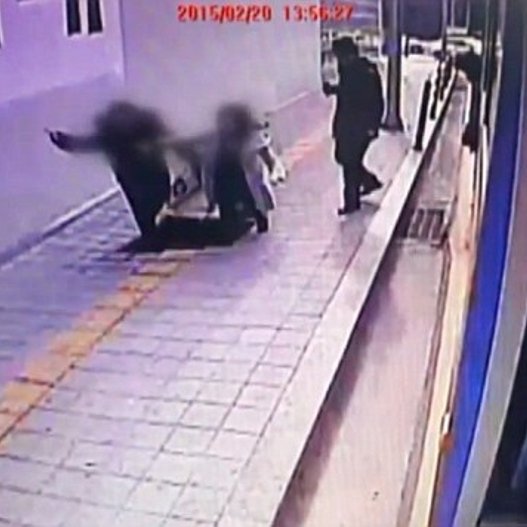 Ανοιξε η γη και τους κατάπιε -Ενα ζευγάρι έπεσε σε τρύπα 3 μέτρων [εικόνες & βίντεο]  | iefimerida.gr 1