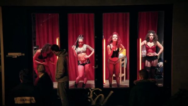 Η σκοτεινή Red Light District: Πώς ο δήμος του Αμστερνταμ ετοιμάζεται να προστατεύσει τις ιερόδουλες | iefimerida.gr 1
