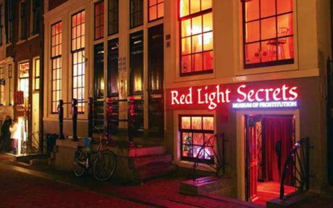 Η σκοτεινή Red Light District: Πώς ο δήμος του Αμστερνταμ ετοιμάζεται να προστατεύσει τις ιερόδουλες | iefimerida.gr 2