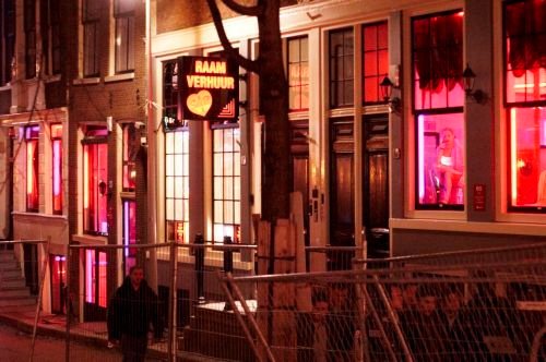 Η σκοτεινή Red Light District: Πώς ο δήμος του Αμστερνταμ ετοιμάζεται να προστατεύσει τις ιερόδουλες | iefimerida.gr 3