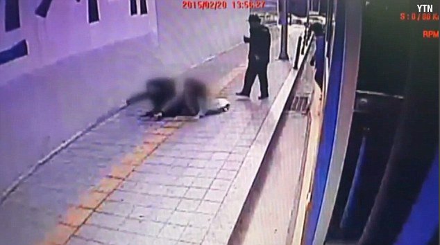 Ανοιξε η γη και τους κατάπιε -Ενα ζευγάρι έπεσε σε τρύπα 3 μέτρων [εικόνες & βίντεο]  | iefimerida.gr 2