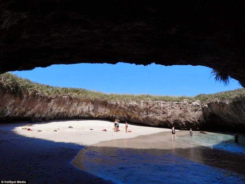 Η ακτή του έρωτα - Η πιο ωραία παραλία στον κόσμο δημιουργήθηκε από βομβαρδισμό [εικόνες] | iefimerida.gr 6