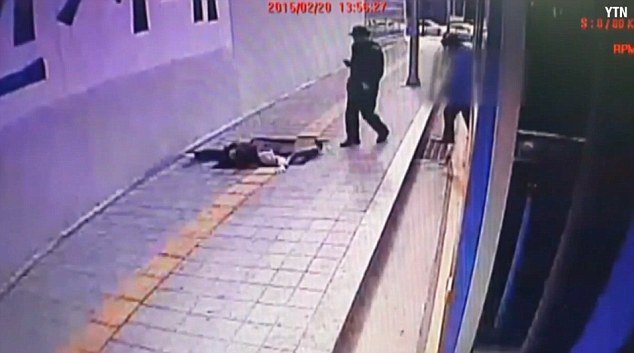 Ανοιξε η γη και τους κατάπιε -Ενα ζευγάρι έπεσε σε τρύπα 3 μέτρων [εικόνες & βίντεο]  | iefimerida.gr 3