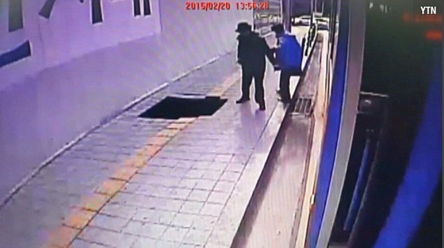 Ανοιξε η γη και τους κατάπιε -Ενα ζευγάρι έπεσε σε τρύπα 3 μέτρων [εικόνες & βίντεο]  | iefimerida.gr 4