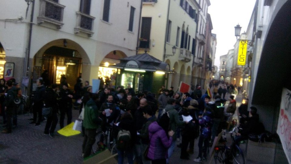 Ανάσα Αξιοπρέπειας: Εκατοντάδες χιλιάδες άνθρωποι διαδηλώσαν στην Ελλάδα και στον κόσμο  [εικόνες & βίντεο] | iefimerida.gr 29