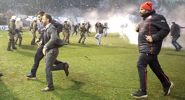 «Ντου» από τους οπαδούς του Παναθηναϊκού - Πήραν στο κυνήγι τον Βίτορ Περέιρα και τους παίκτες του Ολυμπιακού [εικόνες] | iefimerida.gr 0