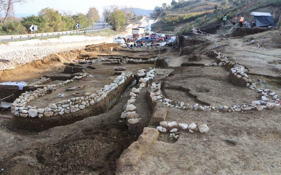 Αριστούργημα: Αψιδωτό κτίριο Μυκηναϊκού οικισμού μεταφέρεται σήμερα στο θεματικό πάρκο Λειβηθρών | iefimerida.gr 1