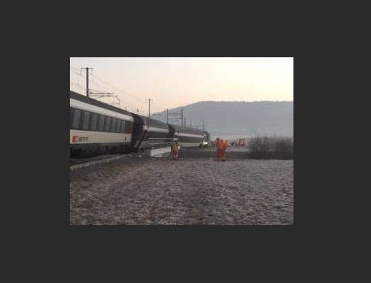 Σύγκρουση τρένων με τουλάχιστον 50 τραυματίες βόρεια της Ζυρίχης [εικόνες & βίντεο] | iefimerida.gr 6