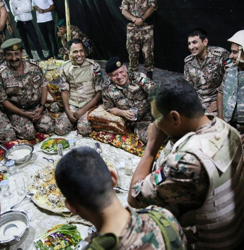 Ο βασιλιάς που παράτησε τα παλάτια και την όμορφη γυναίκα του Ράνια της Ιορδανίας για να πολεμήσει το ISIS [εικόνες] | iefimerida.gr 5