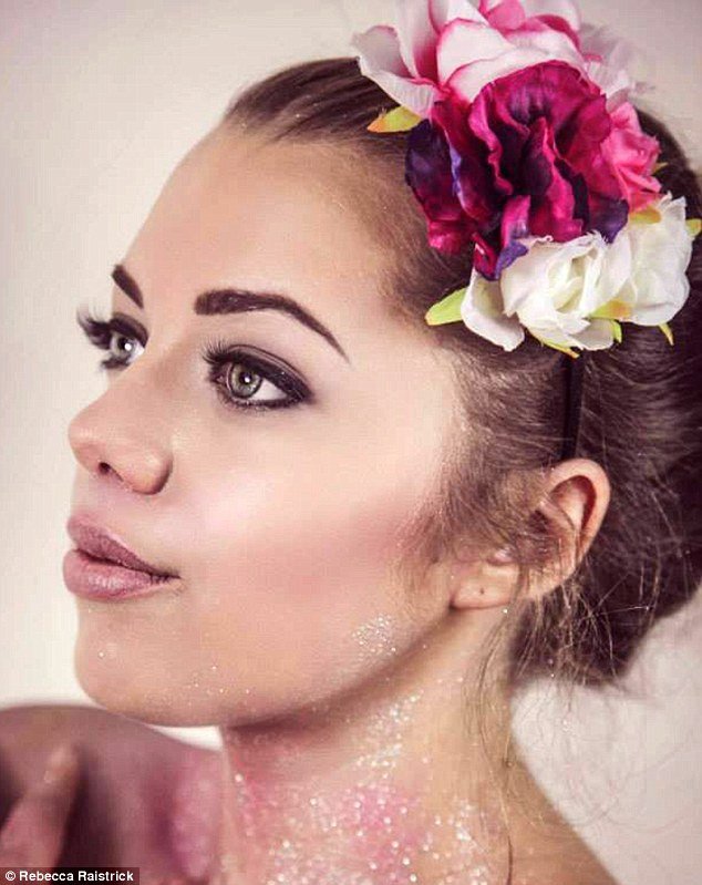  Η 24χρονη καλλονή που ξύπνησε παράλυτη σηκώθηκε από το αναπηρικό καροτσάκι και έγινε μοντέλο [εικόνες]  | iefimerida.gr 0