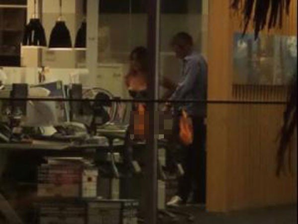 Ζευγάρι έκανε σεξ στο γραφείο και τους είδαν όλοι [εικόνες] | iefimerida.gr 2