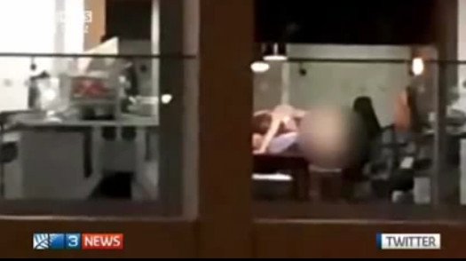 Ζευγάρι έκανε σεξ στο γραφείο και τους είδαν όλοι [εικόνες] | iefimerida.gr 3