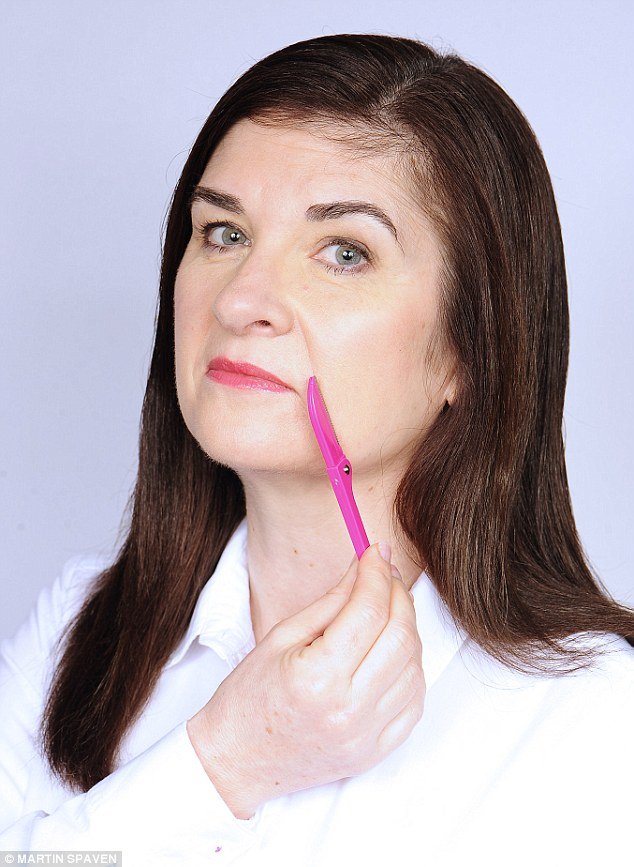 Νέα μόδα: Γιατί οι γυναίκες ξυρίζουν σαν... τρελές το πρόσωπό τους [εικόνες] | iefimerida.gr 1