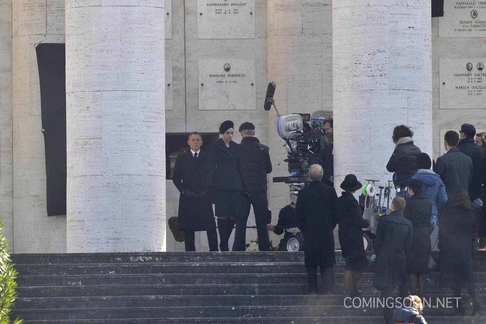 Η 50άρα Μπελούτσι στον Τζέιμς Μποντ: Σέξι χήρα στα μαύρα, καθηλώνει [εικόνες] | iefimerida.gr 3