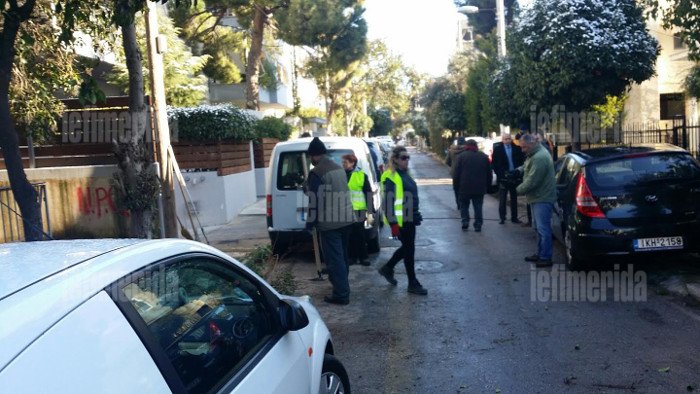 Συνεργεία του δήμου ξεχορταριάζουν και κλαδεύουν έξω από το σπίτι του Παυλόπουλου  -«Συμμάζεψαν» ακόμη και εγκαταλελειμμένη μονοκατοικία [εικόνες]  | iefimerida.gr 0